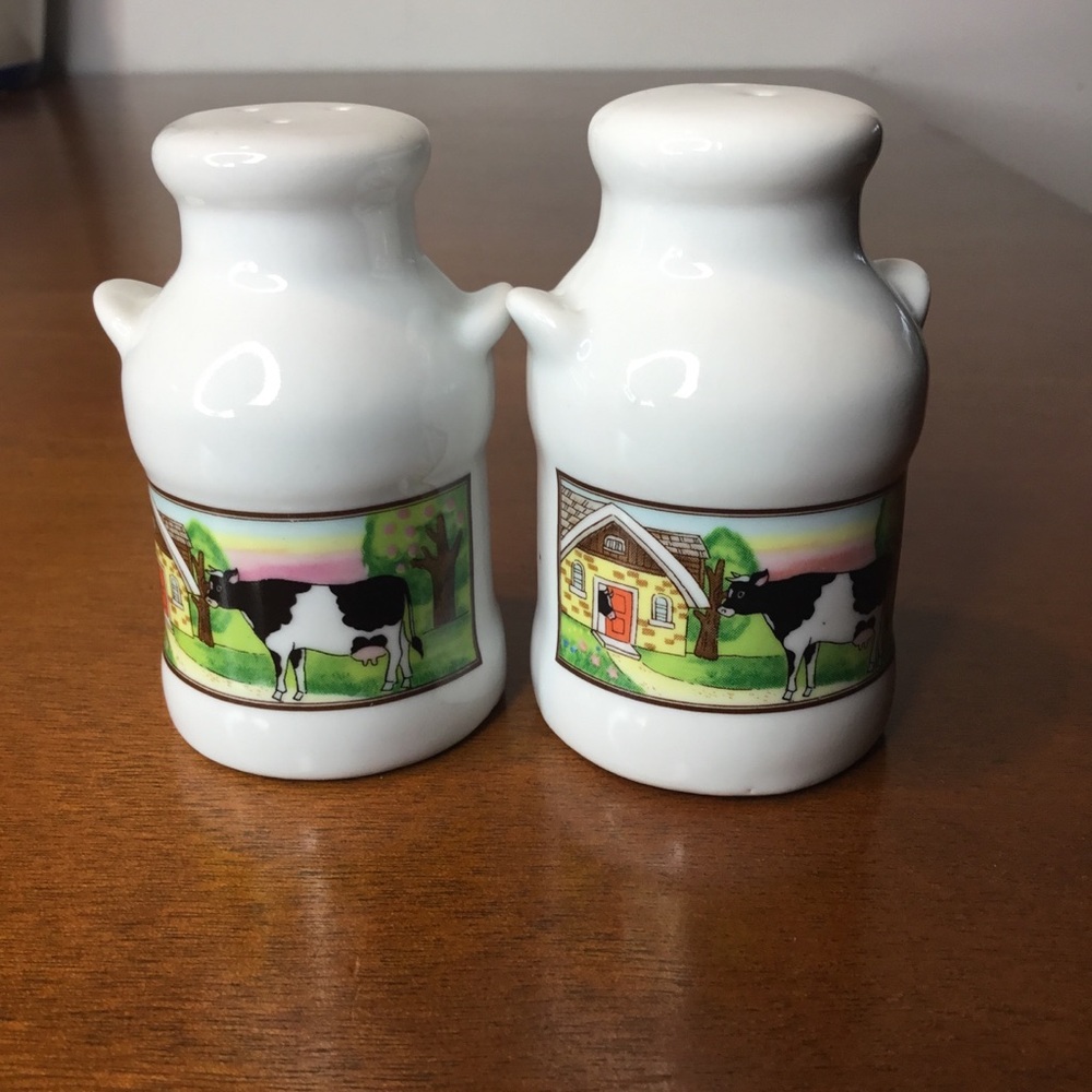 Vintage Artmark White Ceramic Milk Jug Farm Cow Salt & Pepper Shakers